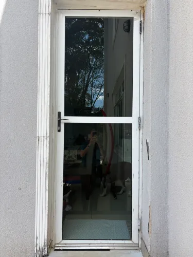 Porta de vidro com esquadria em alumínio branca