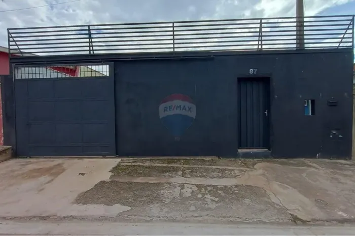 Galpão com área total de 250 m² e 120 m² de área útil, primeiro salão 90 m² e um segundo e