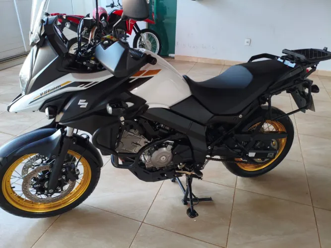 A Suzuki V-Strom 650 XT raiada 22/23