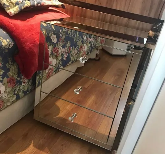 Mesa de Cabeceira Espelhada