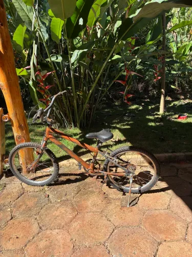 Bicicleta infantil estilo BMX aro 20. Estrutura firme e pneus em bom estado