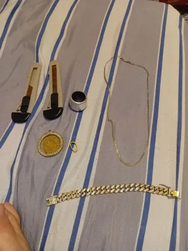 Colar aço,ice dourado pulseira e alguns outros acessórios 
