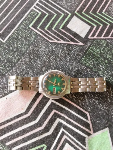 Vende-se um relógio Seiko 5 automático aprovadagua idade 58 anos funcionando a toda prova