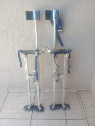 Pé mecânico para pintor ou gesseiro