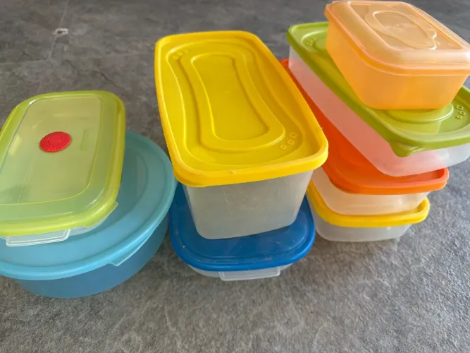 8 potes de plástico