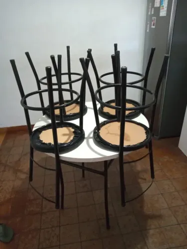MESA DE FERRO COM 4 CADEIRAS