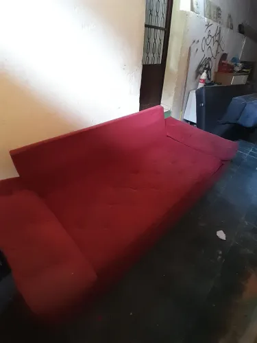 Sofá vermelho pra sair hj quase novo so meio sujo troco por peça de bike aro 26