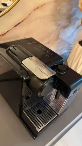 Cafeteira Nespresso latissima