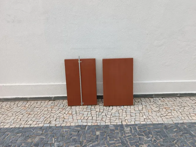 Duas prateleiras de madeira