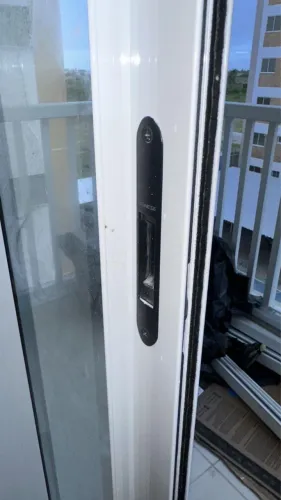 Esquadria de alumínio branco  Com vidros de 8MM 