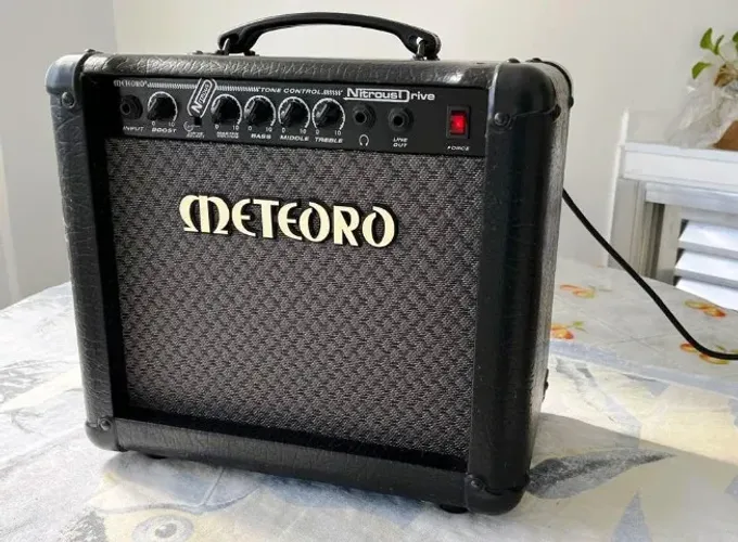 Amplificador Meteoro Nitrous Drive para guitarra de 15W (Bivolt manual)