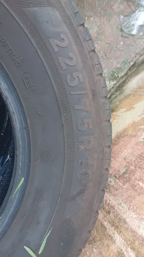 Vendo Pneus meia vida pra VAN