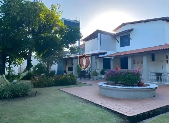 Casa 4/4 duplex com personalidade no coração de Vilas do Atlântico, a 5min da praia!