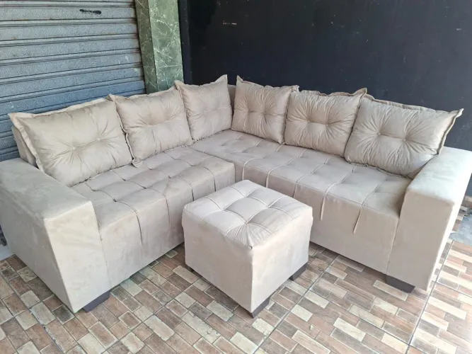 Sofás de canto com detalhes puxante no acento