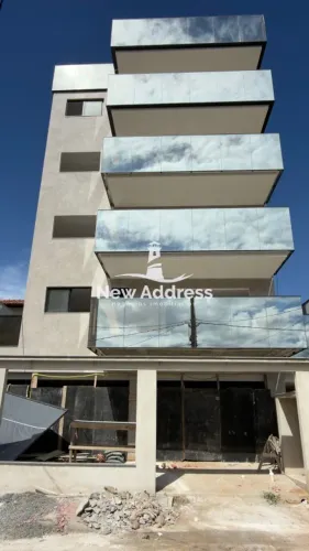 Viva o privilégio de estar a poucos passos do mar na Praia dos Castelhanos em um apartamen