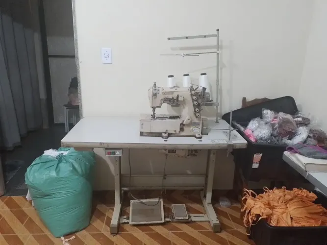 Máquina de costura! GOLPISTAS NEM TENTE!!! DINHEIRO NA MÃO MÁQUINA ENTREGUE!!!