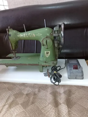 Máquina de costura antiga elgin