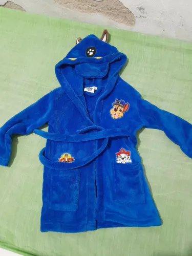 Vendo lindo roupão valor 100 reais tamanho 3 anos