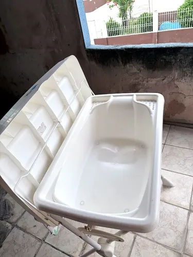 Banheira de bebê com trocador e suporte dobrável
