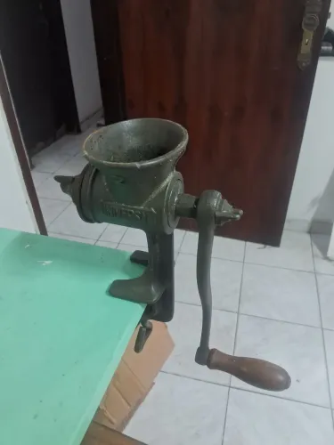 Moedor de carne antigo de ferro fundido