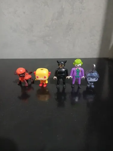 Lote bonecos kinder com 5 plymobil e variados 