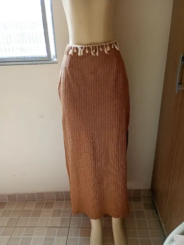 Saia longa elegante em tom marrom, perfeita para compor looks sofisticados e moderno 