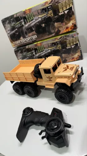 Caminhão 4x4 de controle militar 1/16 bateria Recarregável