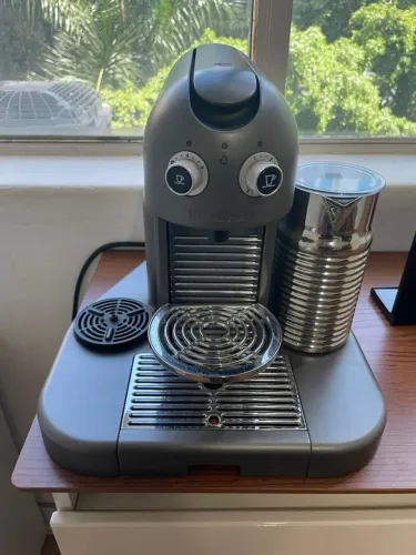 Máquina de Café Espresso Gran Maestria Titanium C520 - Nespresso com Aeroccino