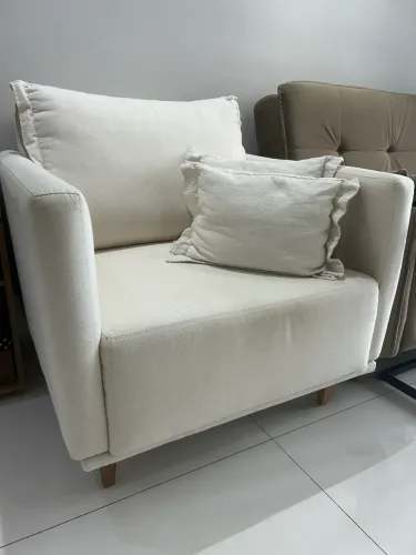 Poltrona com duas opções de pé e almofadas!