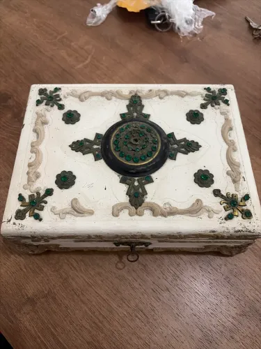 Caixa de costura com cerca de 100 anos, estilo clássico, em patina branca, metais e pedras