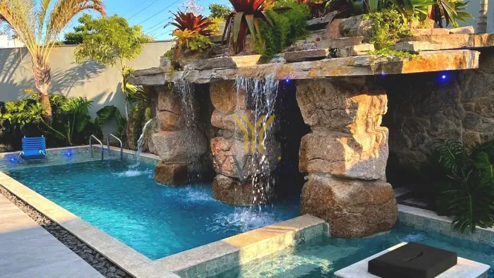 Casa de 789m² em condomínio fechado com 3 suítes e piscina privativa- Cerâmica/SCS