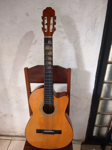 Vende - se um Violão.