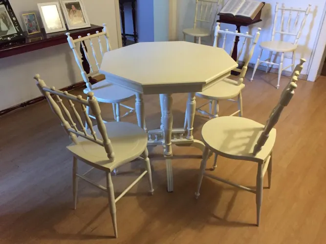 Lindo conjunto antigo de mesa e cadeiras