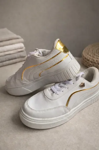 Tênis Branco & Dourado Premium - O Básico Nada Básico!