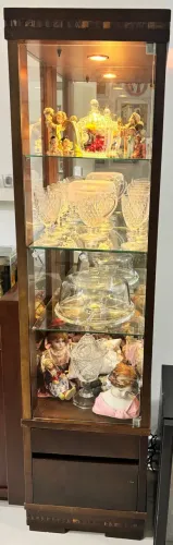 Cristaleira em madeira maciça com 1 porta de vidro