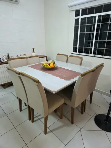 MESA DE JANTAR COM OITO CADEIRA