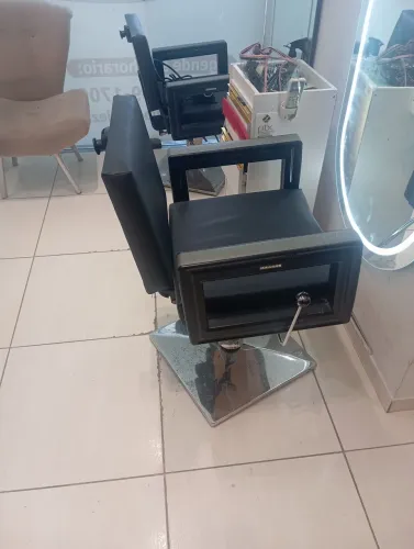 Alugo uma cadeira pra trabalhar . No meu salão