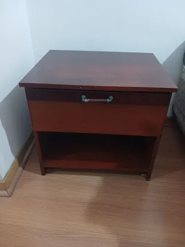 Mesa de cabeceira em madeira 