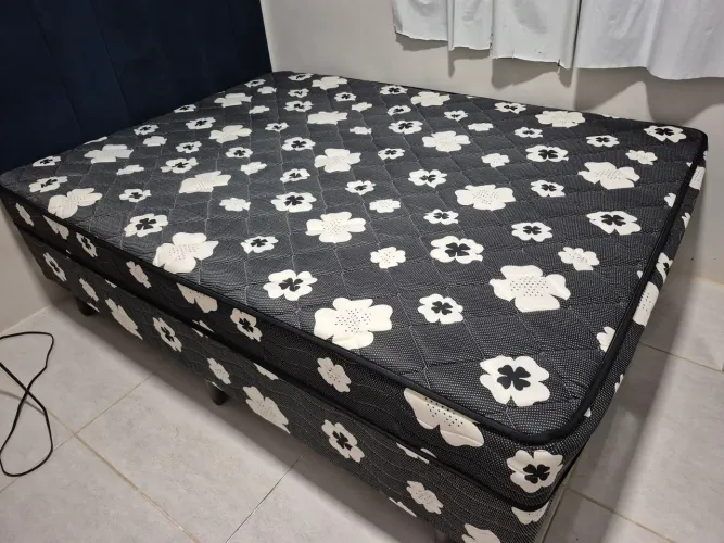 Cama casal conjugado novinha.