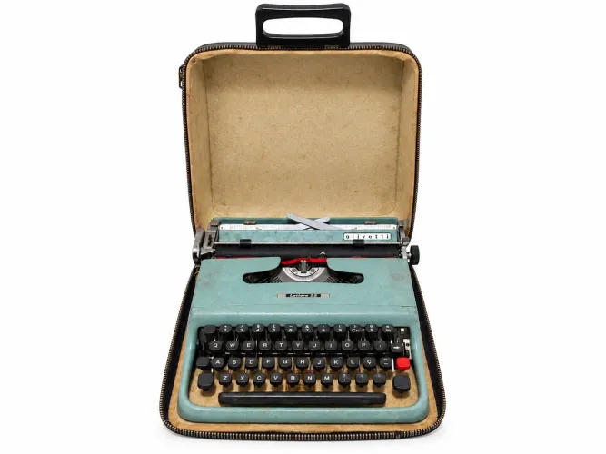Máquina de escrever Olivetti Lettera 22 funcionando - clássica dos anos 1950