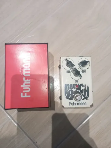 Pedal distortion punch box