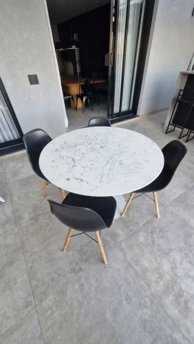 Mesa saarinen com 4 cadeiras
