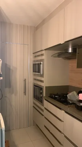 Cozinha completa com area de serviço e porta pivotante em MDF