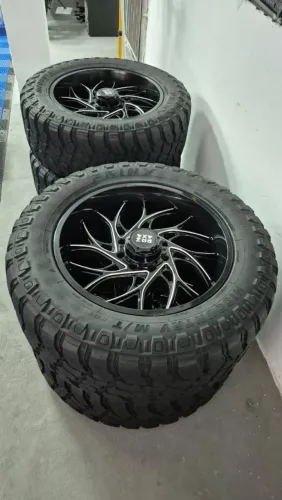 Jogo de rodas para Dodge RAM 3500 com pneus.