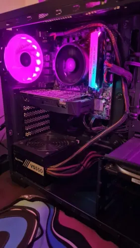Computador Gamer com teclado e mouse 
