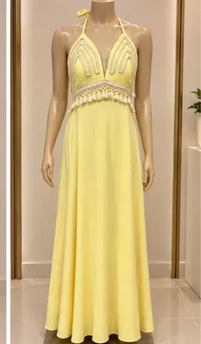 Vestido longo amarelo com detalhe bordado