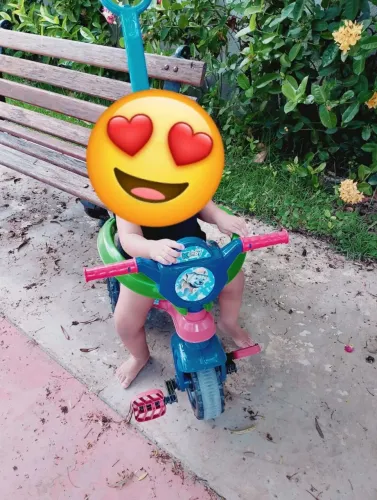 Triciclo infantil semi-novo 