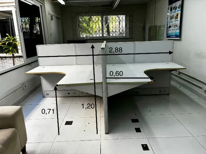 Estação de Trabalho para 4 Pessoas com Divisórias