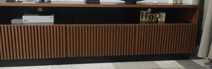 Rack ripada 3 portas preta e marrom