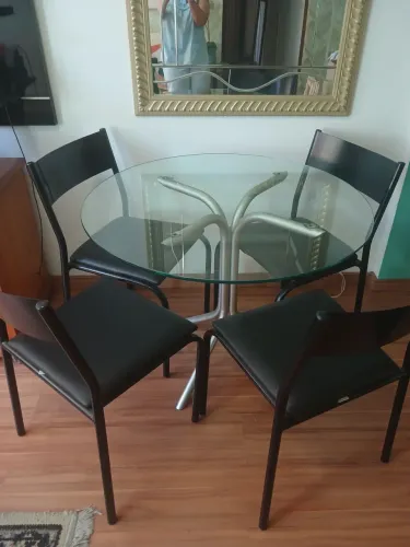 Mesa de vidro e quatro cadeiras da Tok e Stock